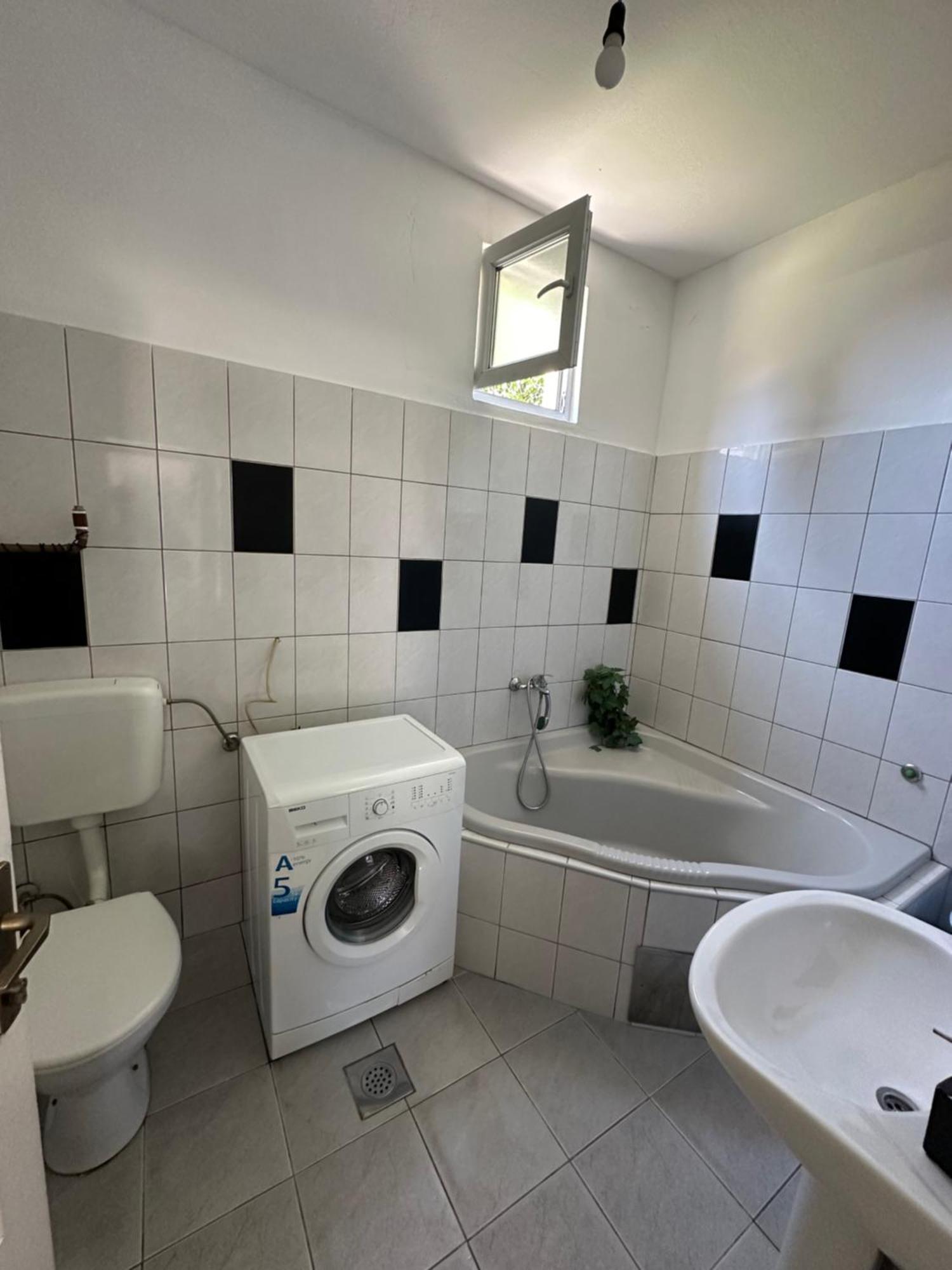 Large With Beautiful Garden 5 Minutes Away From Airport At Karla Mijica 31 Sarajevo