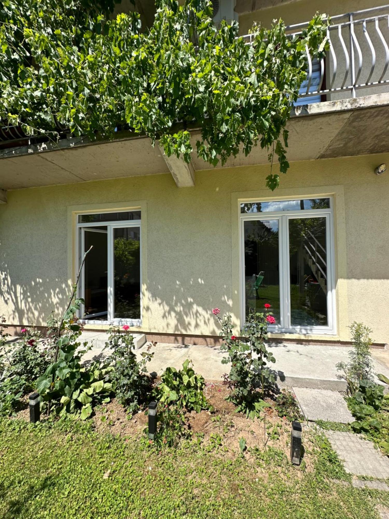 Large With Beautiful Garden 5 Minutes Away From Airport At Karla Mijica 31 Apartma