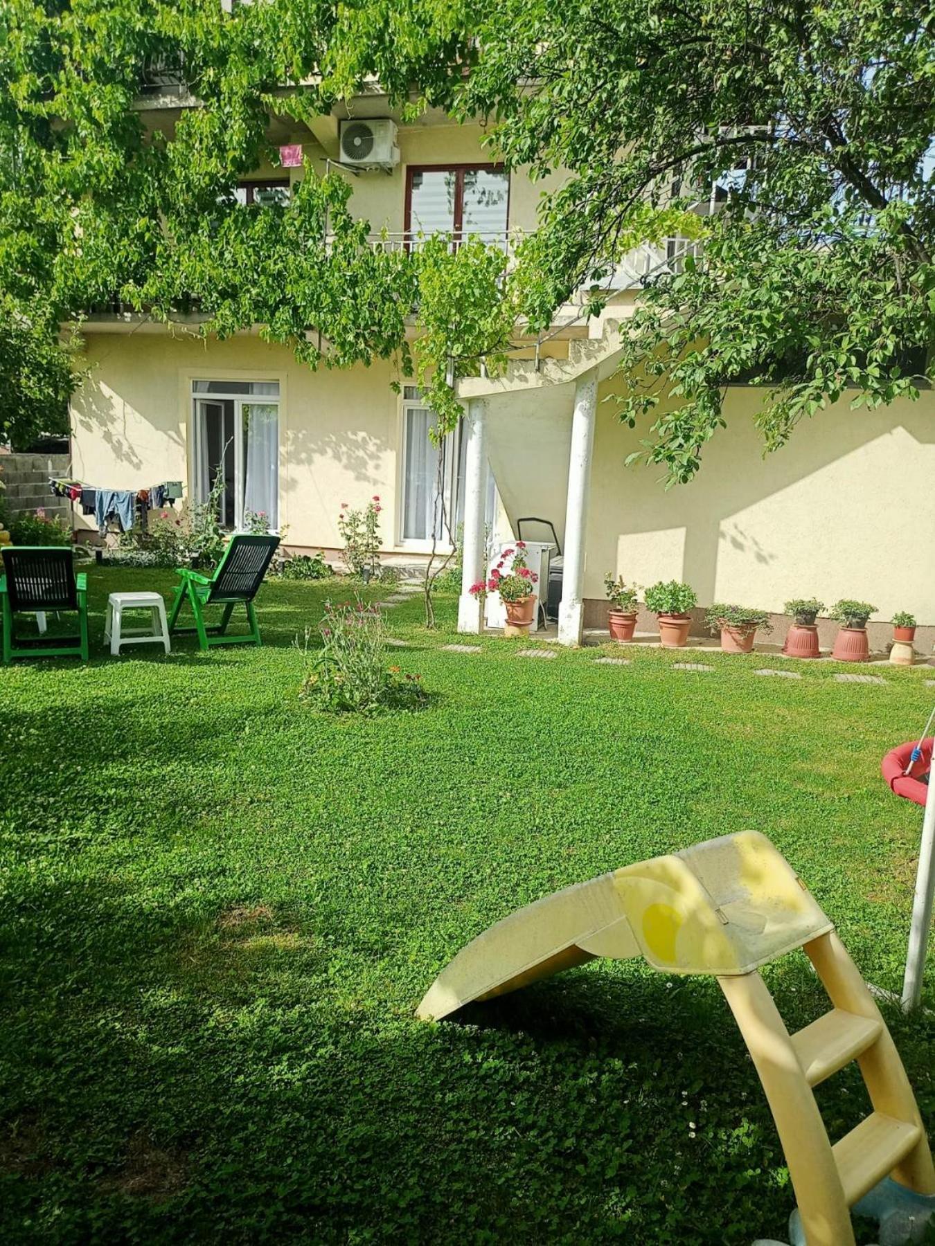 Large With Beautiful Garden 5 Minutes Away From Airport At Karla Mijica 31 Sarajevo
